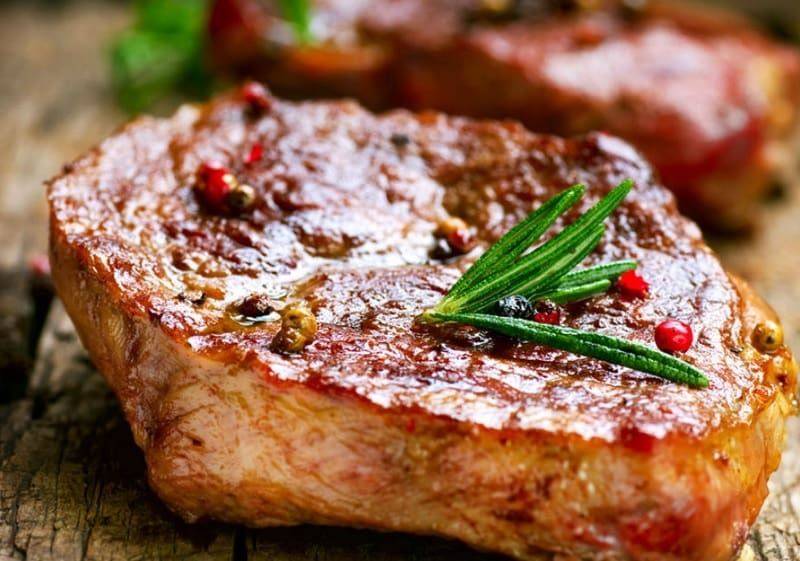 Вкусный стейк из свинины на сковороде