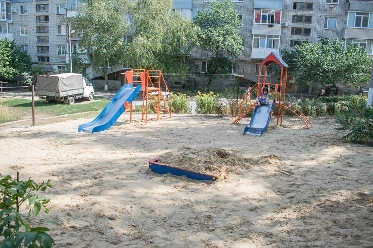 В Балаклії були встановлені нові дитячі майданчики