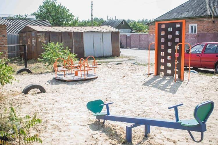 В Балаклії були встановлені нові дитячі майданчики