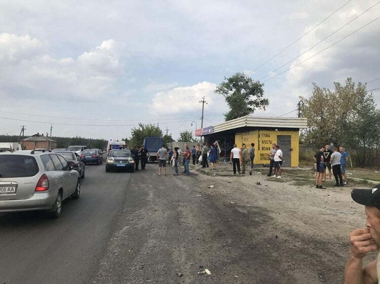Взяли под стражу водителя, въехавшего в автобусную остановку, — ФОТО