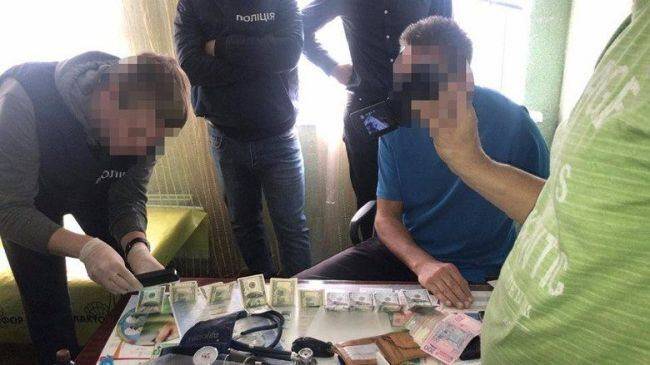 В Чугуеве задержали врача на взятке в 28 тысяч гривен