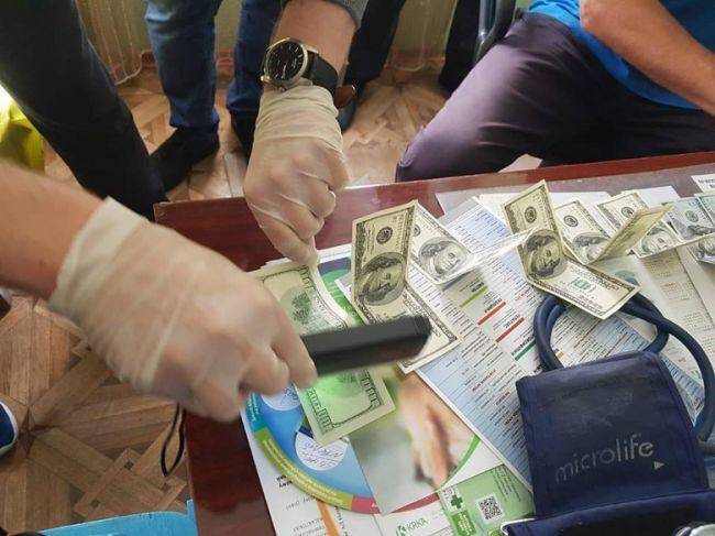 В Чугуеве задержали врача на взятке в 28 тысяч гривен