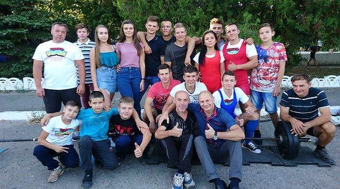 Вихованці гуртка «Важка атлетика «Титан» привітали балаклійців зі святами