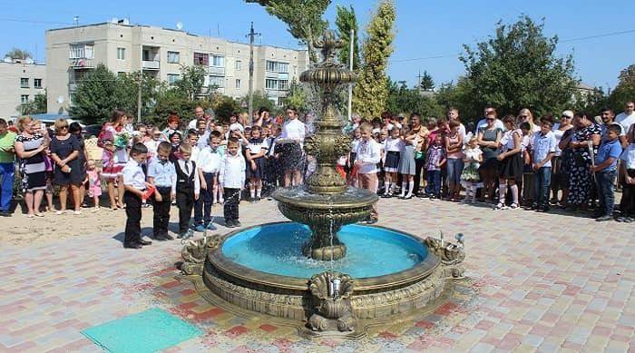 Открытие фонтана в парковой зоне в центре села Милова