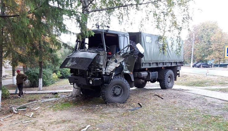 В Изюме военный автомобиль врезался в дерево