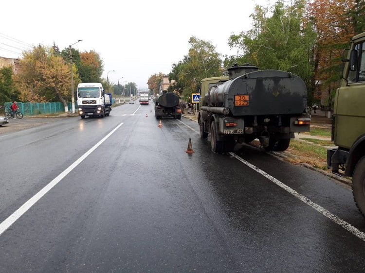 В Изюме военный автомобиль врезался в дерево