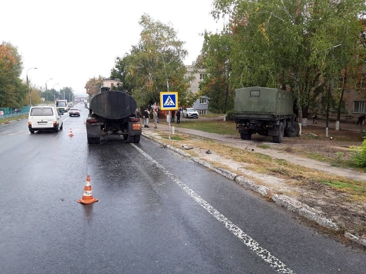 В Изюме военный автомобиль врезался в дерево