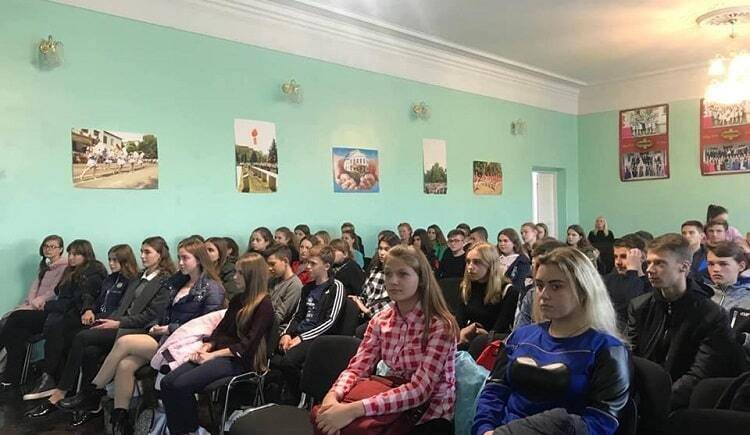 В Балаклее работники полиции обучили молодежь основам правовой осведомленности