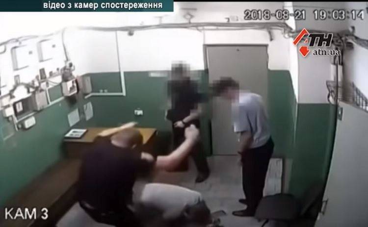 В Харькове задержали полицейских за издевательство над людьми, — ВИДЕО