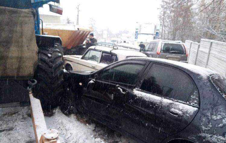 Трактор наїхав на сім автомобілів