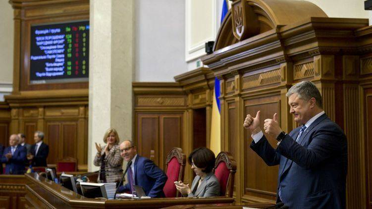 Под запах перегара. Как Рада приняла бюджет-2019 с минимальным ростом соцстандартов, но с миллиардом для Порошенко