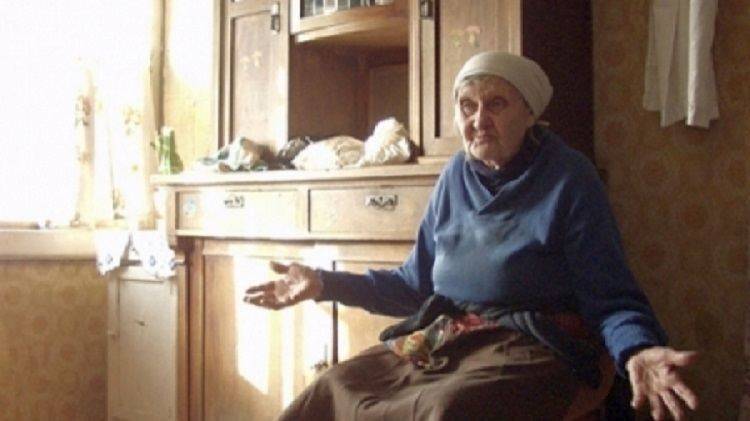 Циганки обікрали бабусю, поки її відволікала «благодійниця»