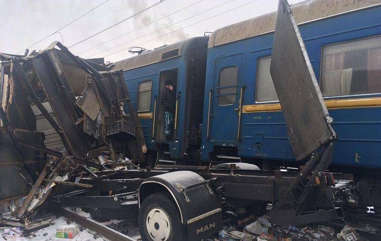 Зіткнення електропотягу та вантажівки