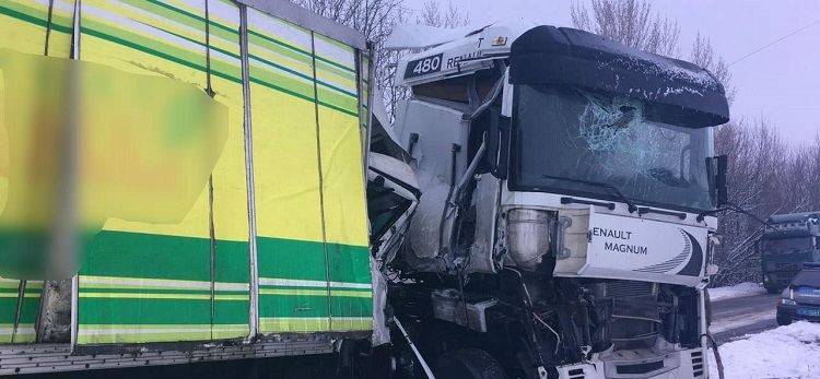 Зіткнення двох вантажівок, загинув чоловік