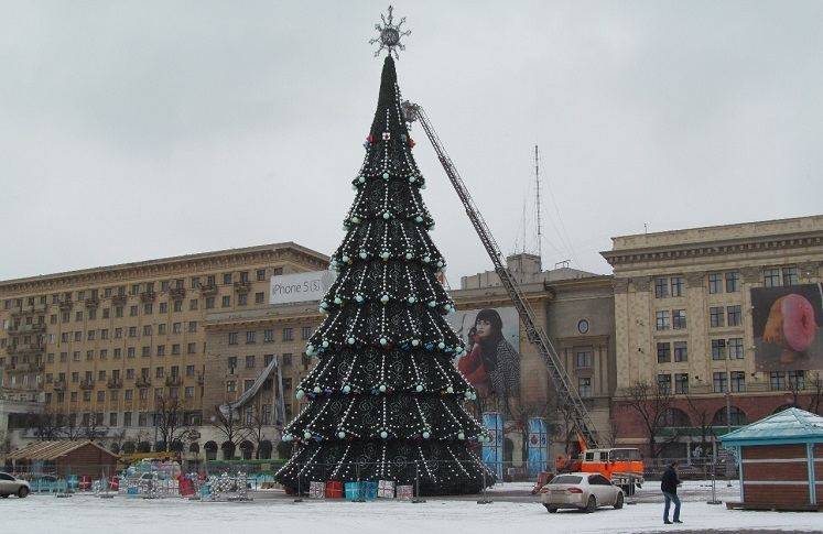 В Харькове закончили собирать главную елку города