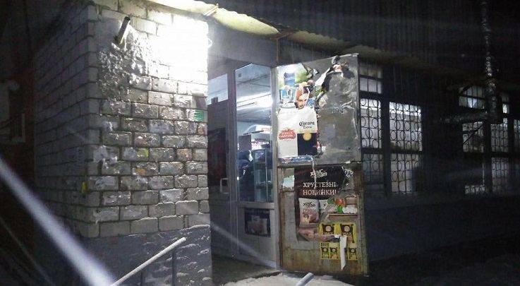 Злоумышленник, вооружившись ножом, ограбил ночной магазин