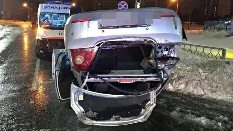 Ночью пьяный водитель перевернулся на дороге