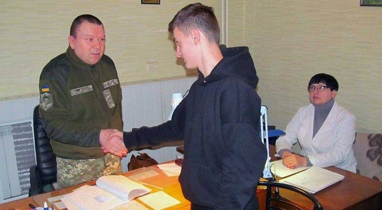 В Харьковской области подростков массово вызывают в военкоматы