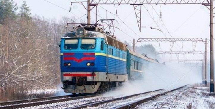 Электропоезд до Харькова загорелся и стоит посреди поля (дополнено)
