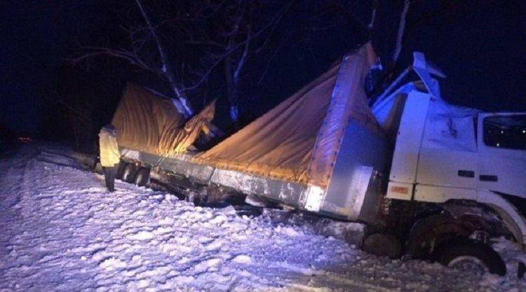 Возле Яковенково водитель грузовика не справился с управлением и вылетел в кювет