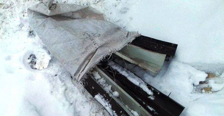 У місті Балаклія раніше судимий чоловік поцупив снігозатримувачі покрівель