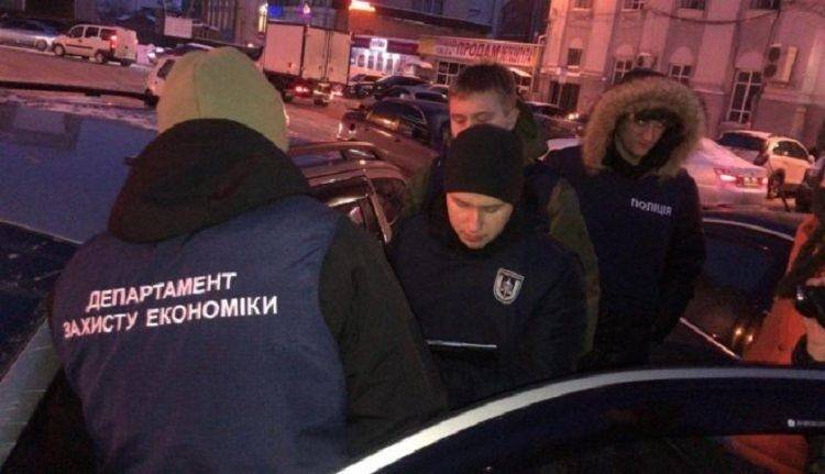 Военкома подозревают в получении взятки в $500