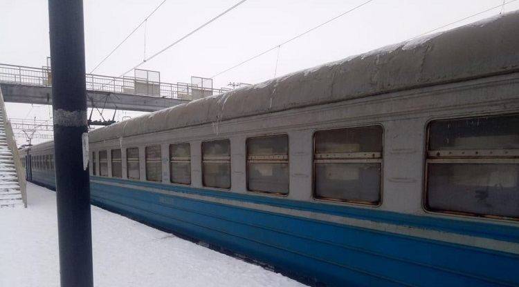 Розпиття алкоголю в електричці перетворилося на поножовщину