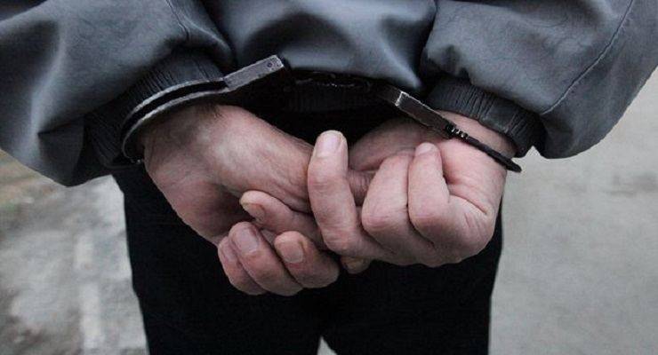 Пенсионер ударил ножом кассира обменника