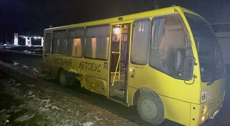 В Ізюмі шкільний автобус не пропустив автівку