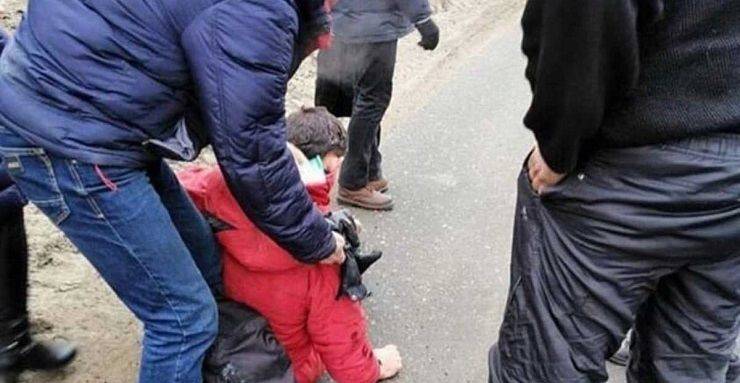 В Харькове из автобуса на ходу выпал мужчина (видео)