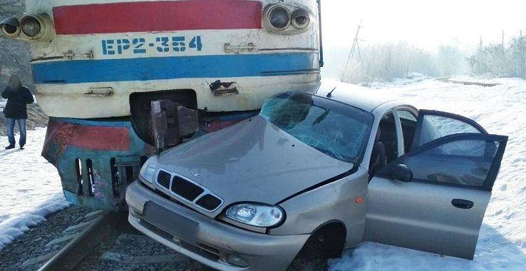 Поезд влетел в легковушку: есть жертвы (фото)