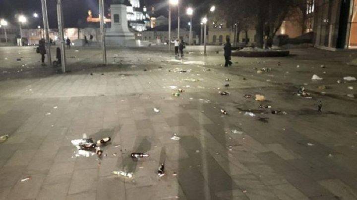 Немецкие фанаты оставили в центре Харькова горы мусора и битых бутылок (видео)