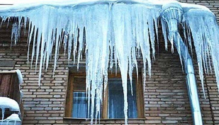 Пытаясь убрать сосульки с крыши, с балкона верхнего этажа сорвалась женщина