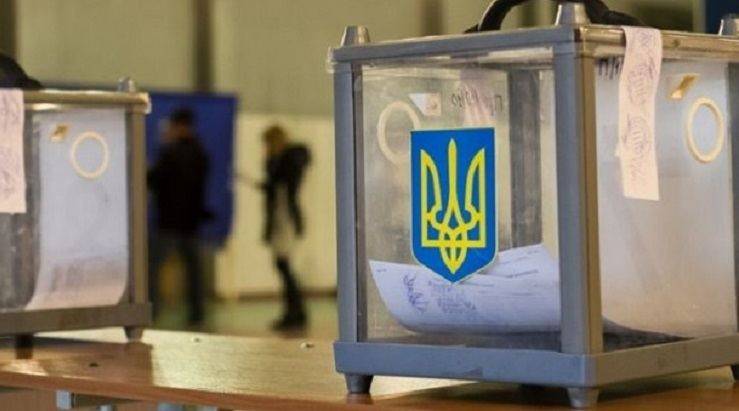 В Слобожанском бигборд кандидата в президенты Украины облили зеленой краской