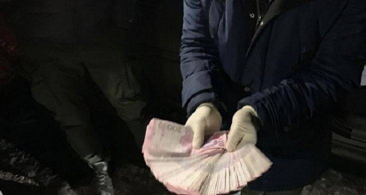 Харьковская полиция задержала двоих госслужащих по подозрению во взяточничестве