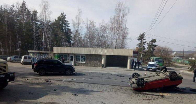 Під Харковом водій обганяв авто та перекинув машину: Чоловік у реанімації