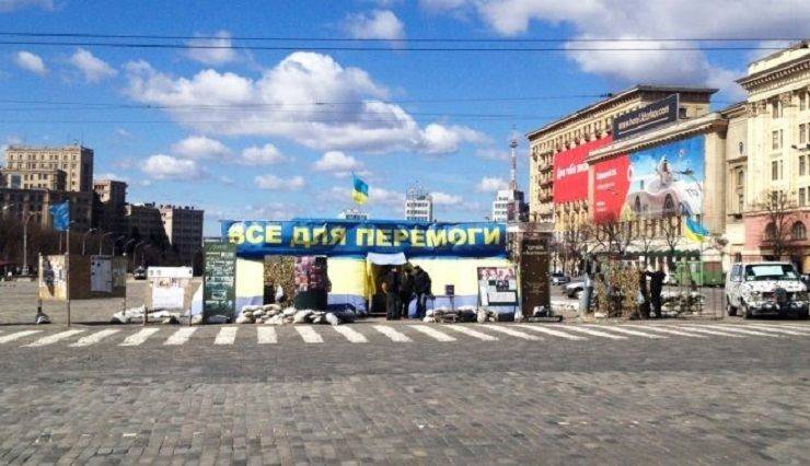 В волонтерской палатке на площади Свободы произошел взрыв: мужчина получил ожоги