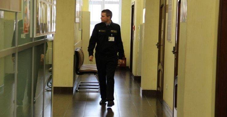 Шкільний сторож побив двох дітей