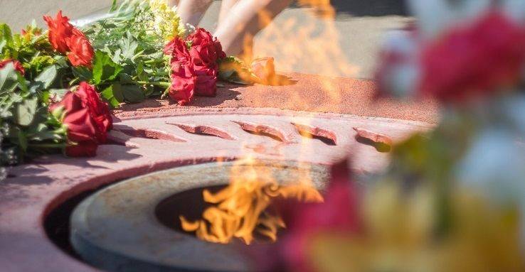 Покладання квітів до меморіалу загиблим у роки Другої світової війни