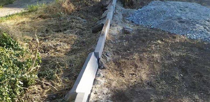 На «110-тому» поваляли виставлені та забетоновані бордюри нового тротуару