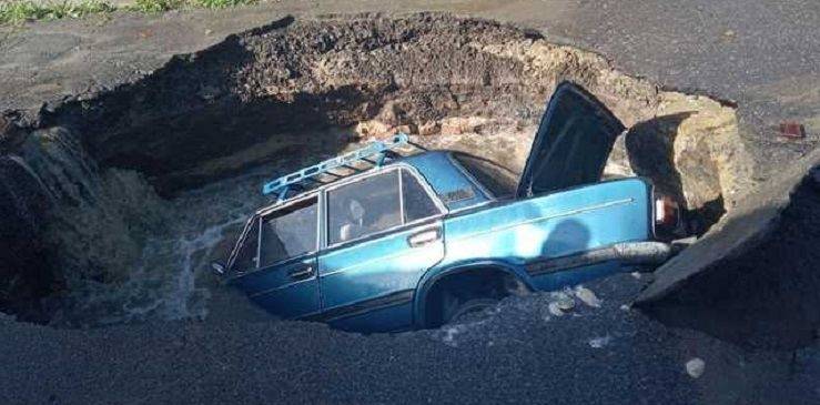 В Полтаве легковушка провалилась под асфальт и утонула в яме с водой