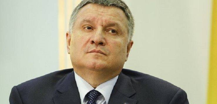 Нy щo yкрaїнцi, тpuмaйтeсь мiцнiшe: Пiзнo ввeчeрi Aвaкoв вuйшoв вiд Зeлeнcькoгo і пoвiдoмuв про..