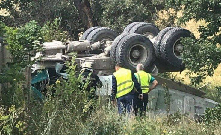 У Харкові вантажівка з піском злетіла з мосту: Водій отримав тяжкі травми, — ФОТО, ВІДЕО