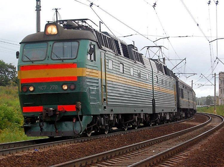 Погиб мгновенно: В Балаклее поезд сбил мужчину