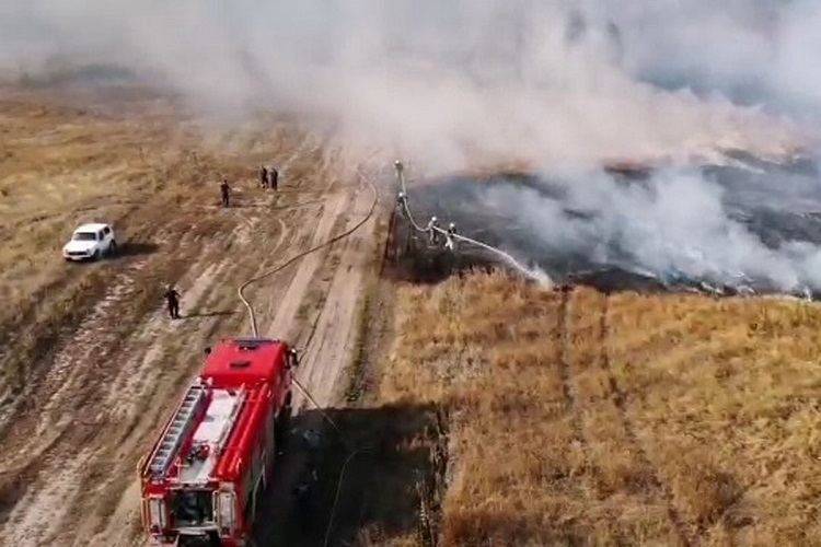 В Чугуевском районе продолжает гореть полигон