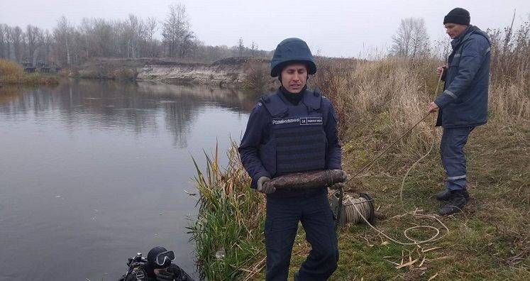 В Балаклійському районі з Сіверського Дінця виловили снаряди та міну.