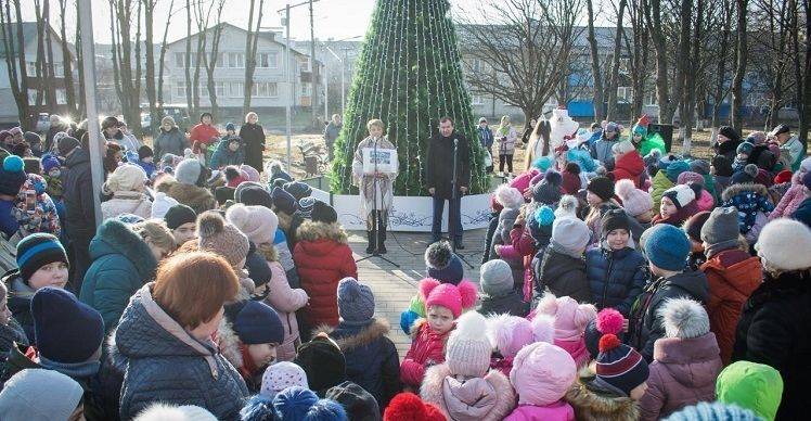 В сел. Лагері та Нафтовиків відкрили новорічні ялинки (фото)