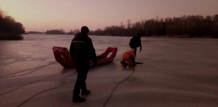 В Балаклейском районе водолазы достали тело утопленника