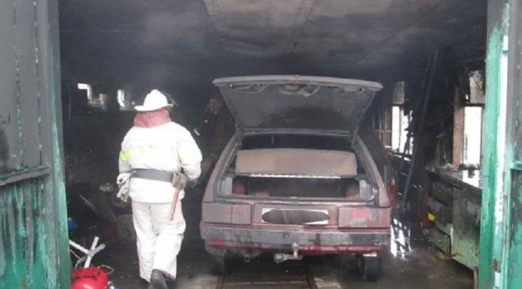 В Балаклії рятувальники локалізували пожежу та врятували авто