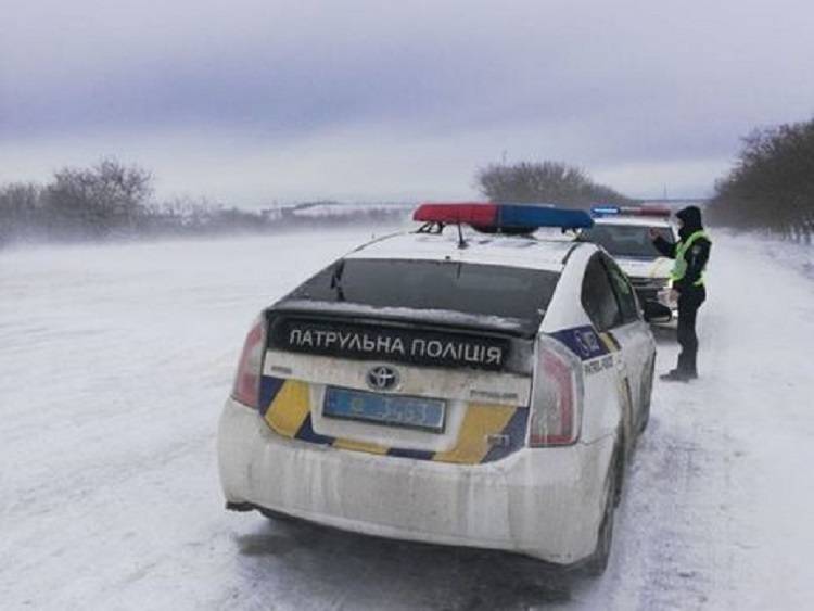 «В нас стреляла полиция. Вот куртка в крови». В Харькове задержали полицейского, который ранил пассажира преследуемого автомобиля